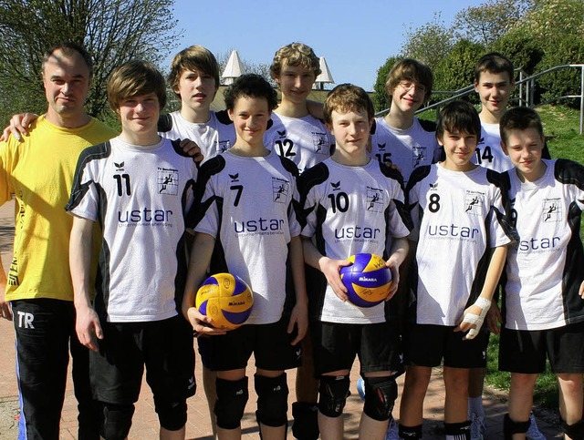 Das U16-Volleyballteam mit seinem Trainer Stephan Vavra (links).  | Foto: TVD