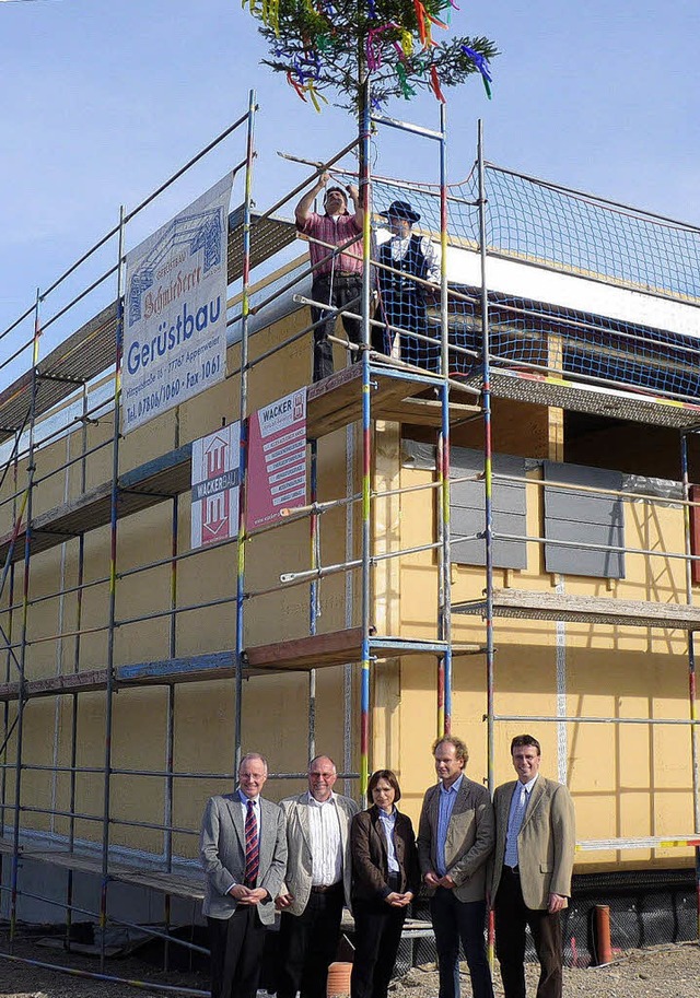 Freude in Zell-Weierbach: Der Neubau der groen Sporthalle schreitet gut voran.  | Foto: cwe