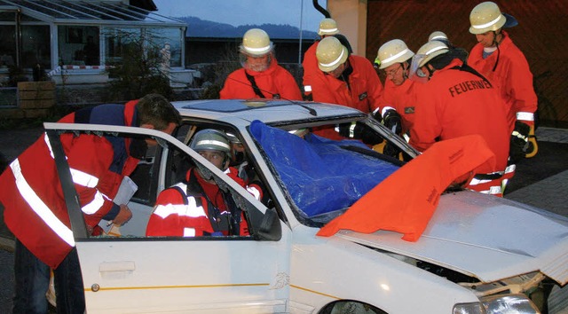 DRK und Wehrleute proben bei der Rettung Hand in Hand.  | Foto: Luisa Denz