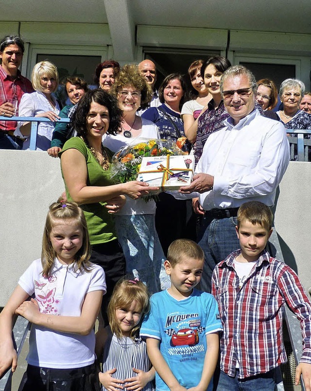 Groe Freude beim Team vom Quartiersze...ke an die Leiterin Christiane Steiner.  | Foto: Claudia Gempp