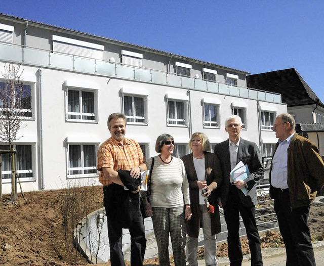 Visionre: SGS-Sprecher Rainer Lauppe,...heinz Krell vor dem neuen Pflegeheim.   | Foto: Bergmann
