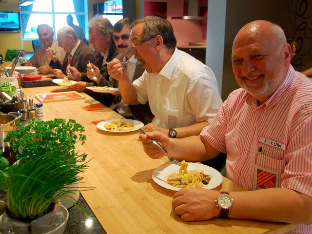 Den Honoratioren schmeckte, was Jrgen...ei Kchen-Grimm  aus dem Wok zauberte.  | Foto: M. Maier