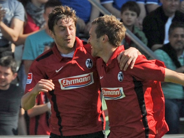 Julian Schuster (rechts) jubelt mit Heiko Butscher ber sein Spezial-Tor.  | Foto: dpa