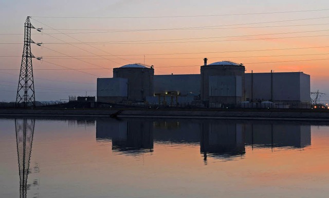 Noch strahlt nur die Abendsonne beim ltesten franzsischen Kernkraftwerk.   | Foto: dpa