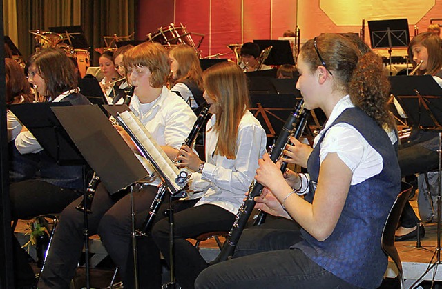 51 Jungmusiker aus dem Vororchester de...kamen nicht ohne Zugabe von der Bhne.  | Foto: Martha Weishaar