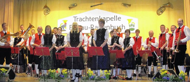 Die Musikerinnen und Musiker der Trach...ldberghalle mit viel Beifall belohnt.   | Foto: Tina Httich