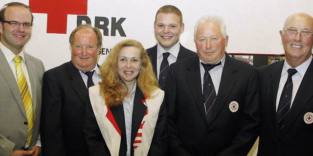 Ausgezeichnete Rotkreuzler: (von links...sammen mit Vorsitzendem Manfred Kunz.   | Foto: heidi fssel