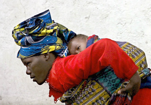 Eine Kongolesin trgt ihr Kind  | Foto: dpa