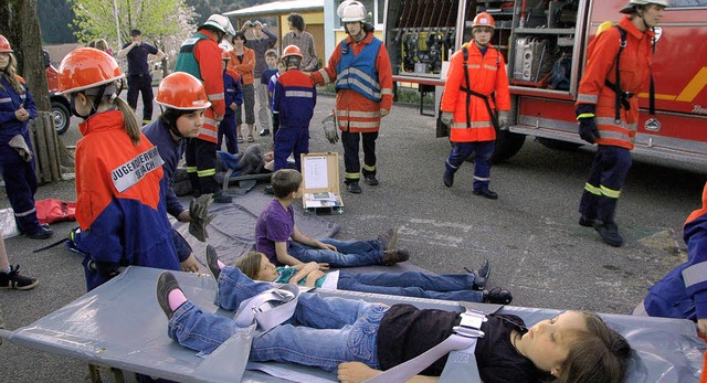 Verletzte bergen und Feuer lschen: Jugendfeuerwehr bt in Seelbach.   | Foto: wolfgang beck