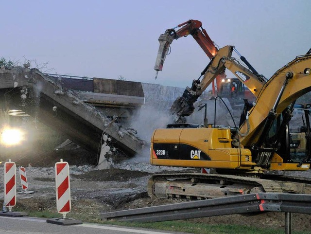 Bagger i Groeinsatz: Brckenabriss bei Neuenburg.  | Foto: Volker Mnch