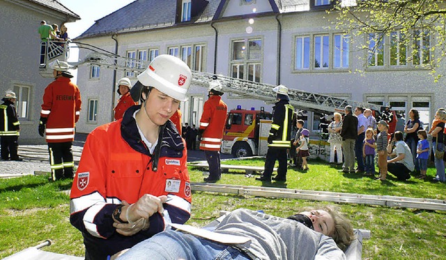 Notausstieg ber die Leiter, Versorgung durch die Malteser-Helfer.   | Foto: frank leonhardt