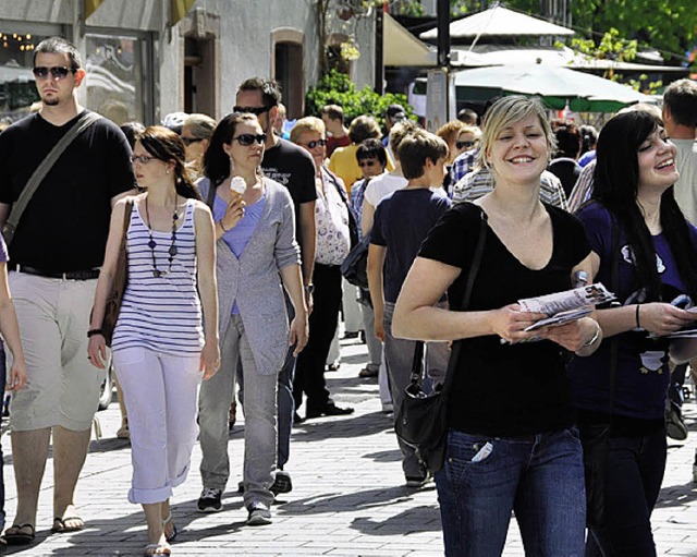 Schnes Wetter und der verkaufsoffene ... die Besucher in Scharen in die Stadt.  | Foto: Barbara Ruda