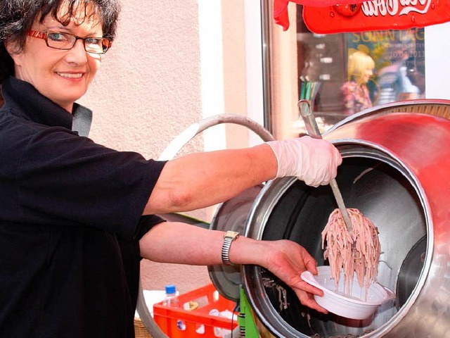 Aus einer nachgebauten Betonmischmasch...er am Marktplatz  Wurstsalat verkauft.  | Foto: Andreas Peikert