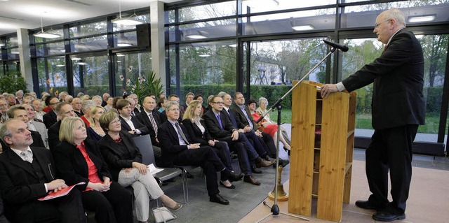 Der Autor Walter Caroli (am Stehpult) ...orf am Schutterlindenberg&#8220; vor.   | Foto: Christoph Breithaupt