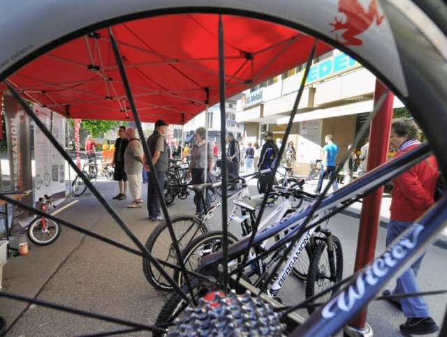 Fahrradmeile beim Frhlingsfest in der... zwischen Hebelpark und Bahnhofplatz.   | Foto: Barbara Ruda