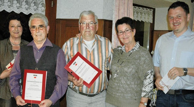 Fr langjhrige Mitgliedschaft im Schw...ski und Brgermeister Adrian Schmidle.  | Foto: Brigitte Chymo