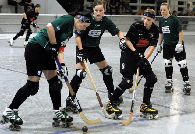 Gleich von drei Ex-Teamkolleginnen aus... RHC Friedlingen (Zweite von rechts).   | Foto: Schn