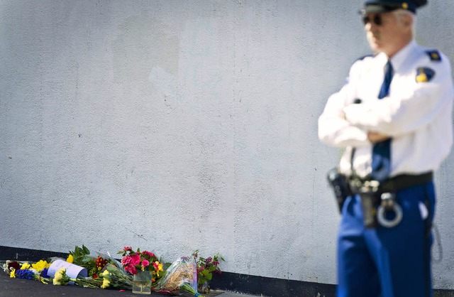 Blumen liegen vor dem Einkaufszentrum ... Mann sechs Menschen und sich selbst.   | Foto: dpa