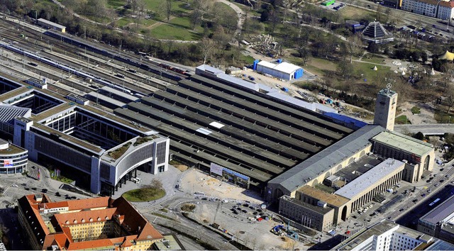 Nur aus der Luft ein bersichtliches Terrain:  der Stuttgarter Hauptbahnhof  | Foto: dpa