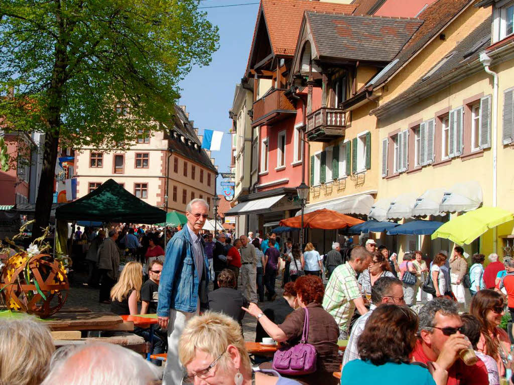 Dichtes Gedrnge in der ganzen Innenstadt – und immer wieder Gelegenheit zum Ausruhen und Genieen.