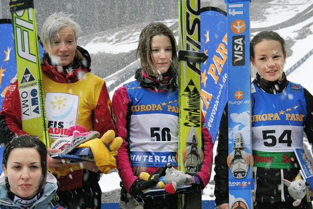 Die weltbesten Skispringerinnen um die...p-Skispringen fr Frauen ausgetragen.   | Foto: dieter Maurer