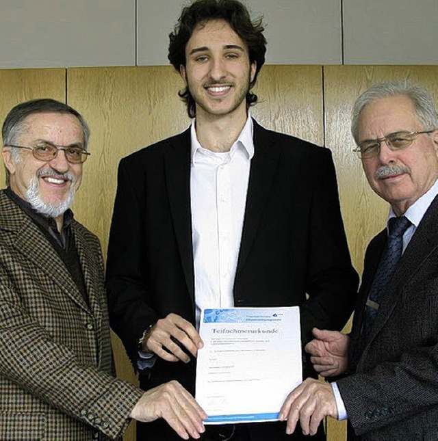 Qualifiziert fr die dritte Runde in d...(rechts) und Chemielehrer Klaus Rsch.  | Foto: Schule