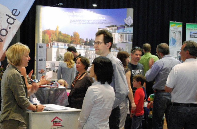 Groß war das Interesse an den Angebote...rracher Immobilienmarktes im Burghof.   | Foto: Thomas Loisl Mink