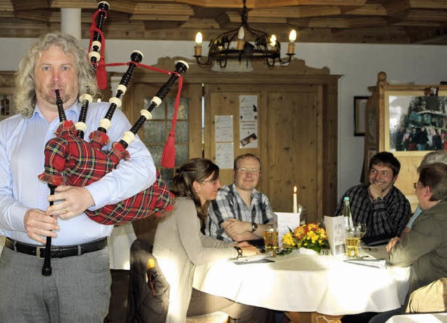 Ralf Dorweiler ist nicht nur begnadete...Krimi-Dinner sein Publikum aufs Beste.  | Foto: Martha Weishaar