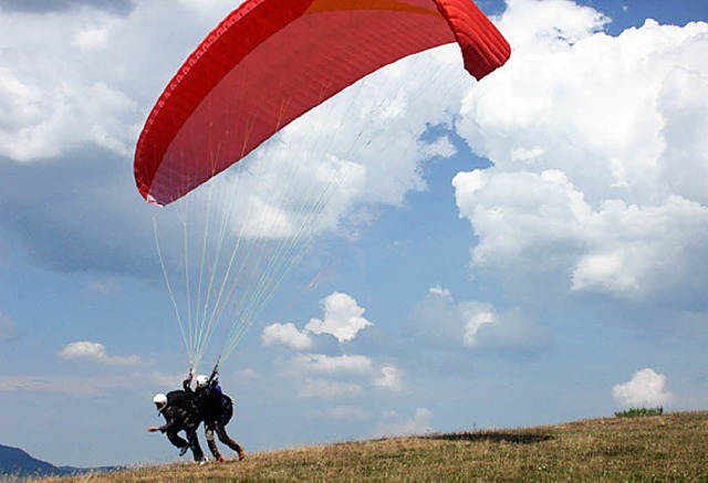 Gleitschirmflieger nutzen das schne Wetter.   | Foto: Hartenstein