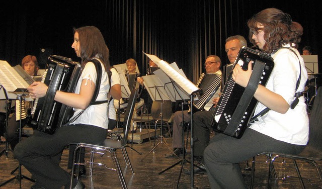 Das Hauptorchester des Denzlinger Akko... Publikum im  Kultur- und Brgerhaus.   | Foto: roman kiener