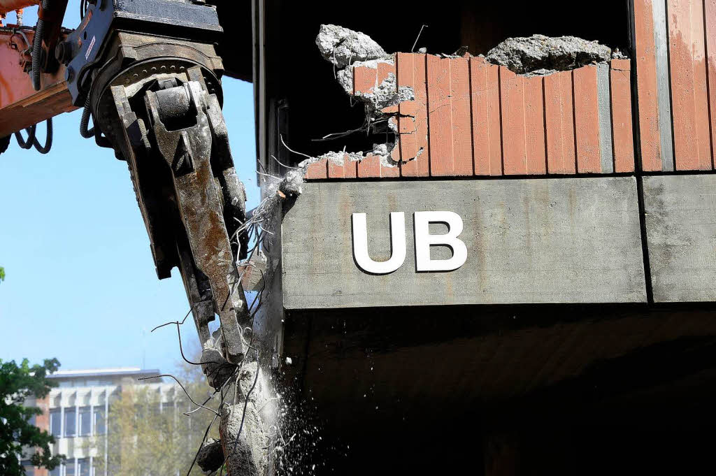 Bagger statt Bücher: Die Freiburger Unibibliothek wird zurückgebaut. Bagger statt Bücher: Die Freiburger Unibibliothek wird zurückgebaut.