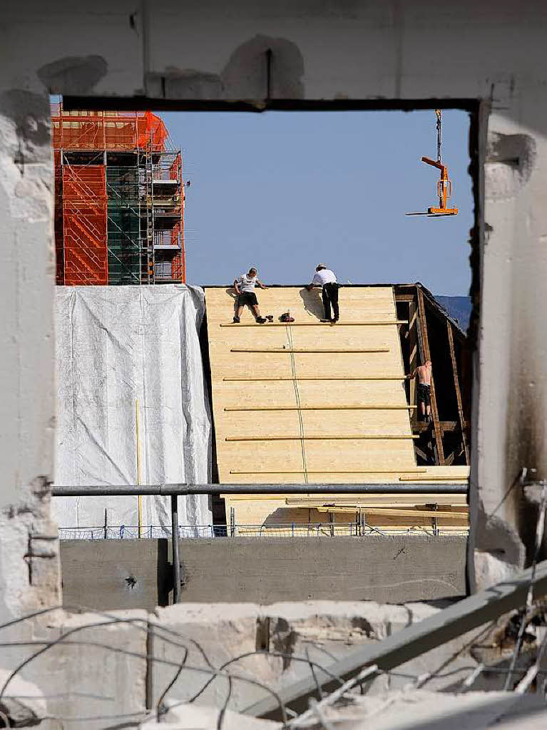 Bagger statt Bücher: Die Freiburger Unibibliothek wird zurückgebaut. Bagger statt Bücher: Die Freiburger Unibibliothek wird zurückgebaut.