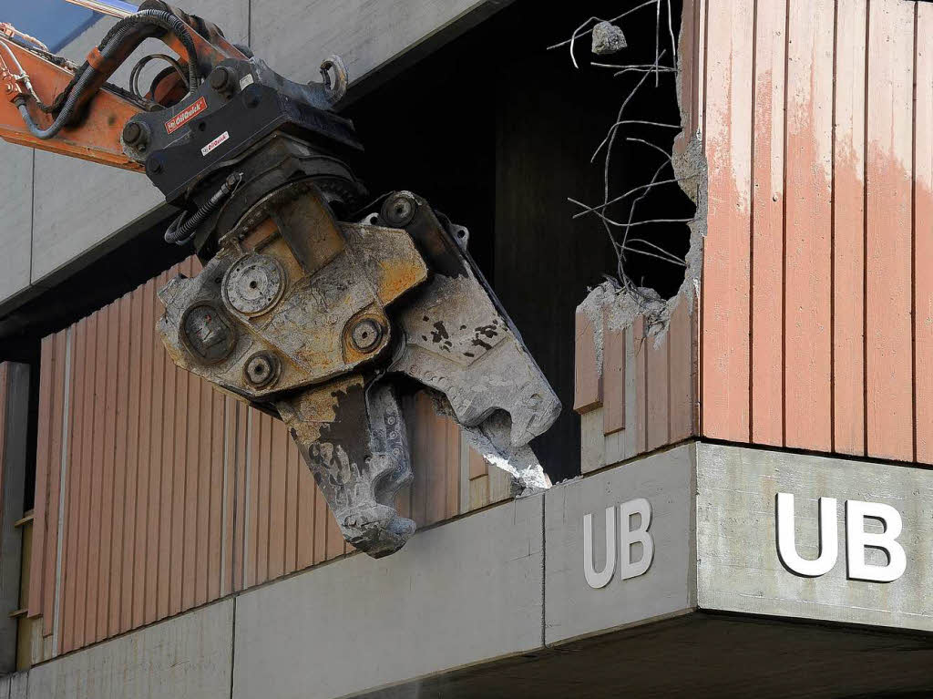 Bagger statt Bücher: Die Freiburger Unibibliothek wird zurückgebaut. Bagger statt Bücher: Die Freiburger Unibibliothek wird zurückgebaut.