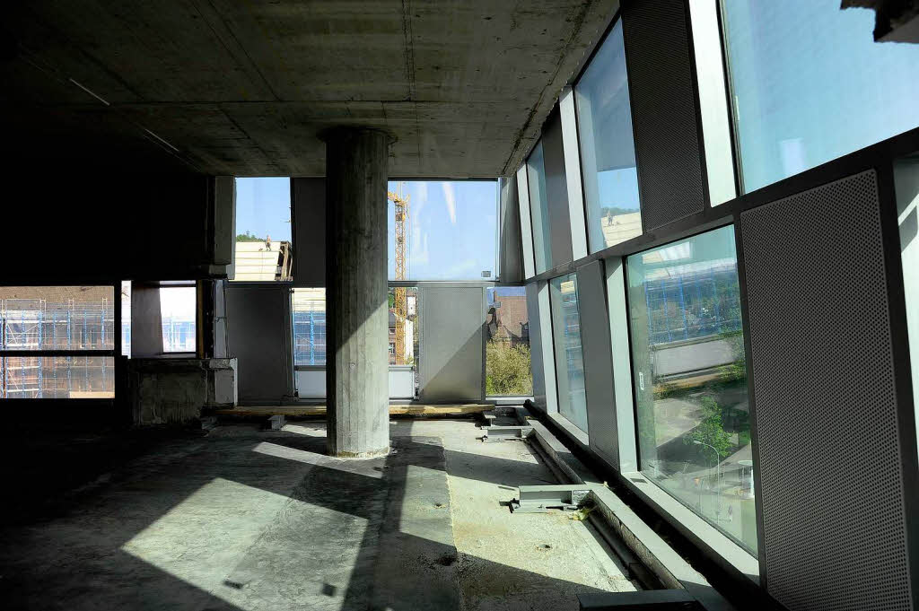 Bagger statt Bücher: Die Freiburger Unibibliothek wird zurückgebaut. Bagger statt Bücher: Die Freiburger Unibibliothek wird zurückgebaut.