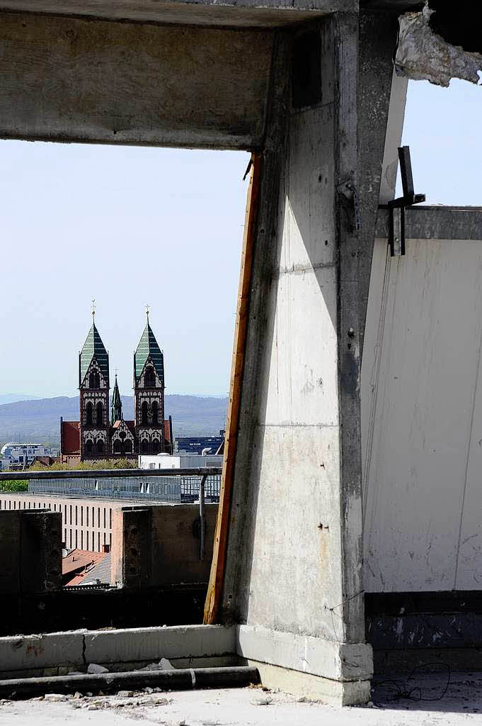 Bagger statt Bücher: Die Freiburger Unibibliothek wird zurückgebaut. Bagger statt Bücher: Die Freiburger Unibibliothek wird zurückgebaut.