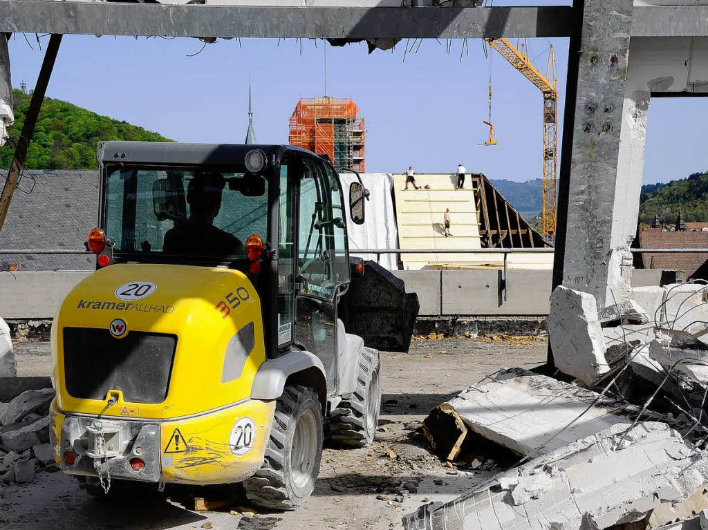 Bagger statt Bücher: Die Freiburger Unibibliothek wird zurückgebaut. Bagger statt Bücher: Die Freiburger Unibibliothek wird zurückgebaut.
