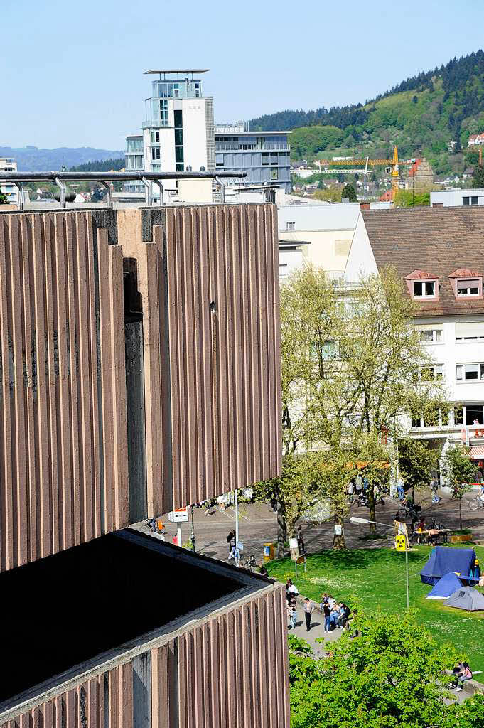 Bagger statt Bücher: Die Freiburger Unibibliothek wird zurückgebaut. Bagger statt Bücher: Die Freiburger Unibibliothek wird zurückgebaut.