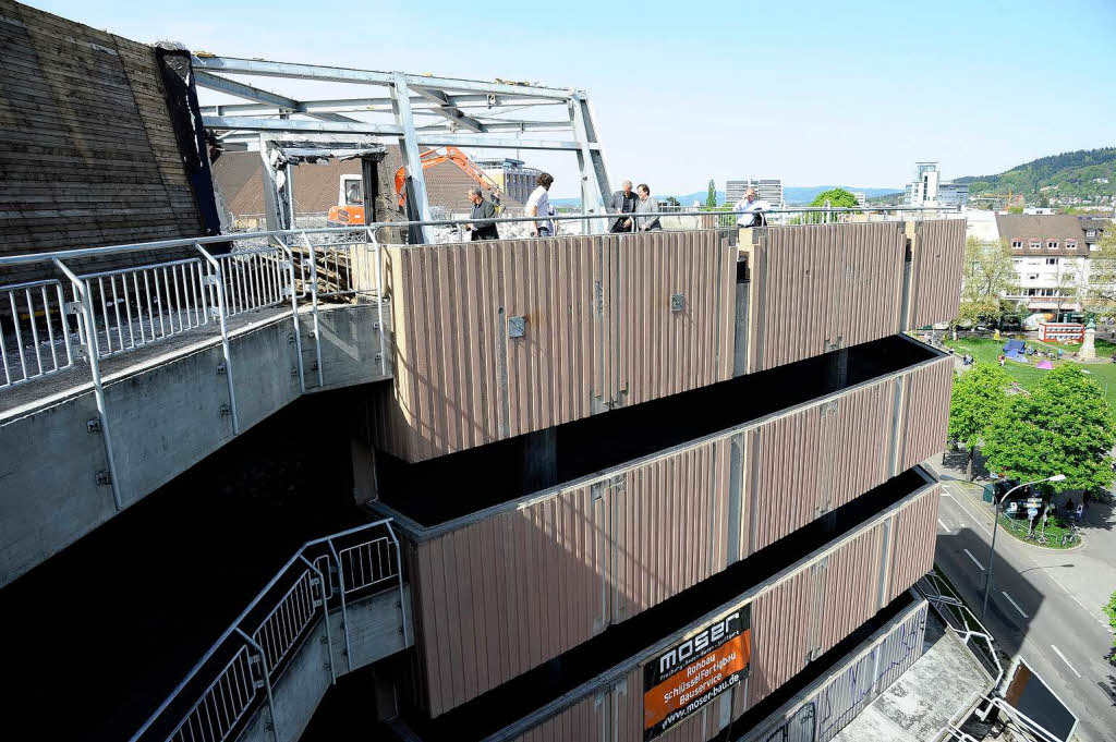 Bagger statt Bücher: Die Freiburger Unibibliothek wird zurückgebaut. Bagger statt Bücher: Die Freiburger Unibibliothek wird zurückgebaut.
