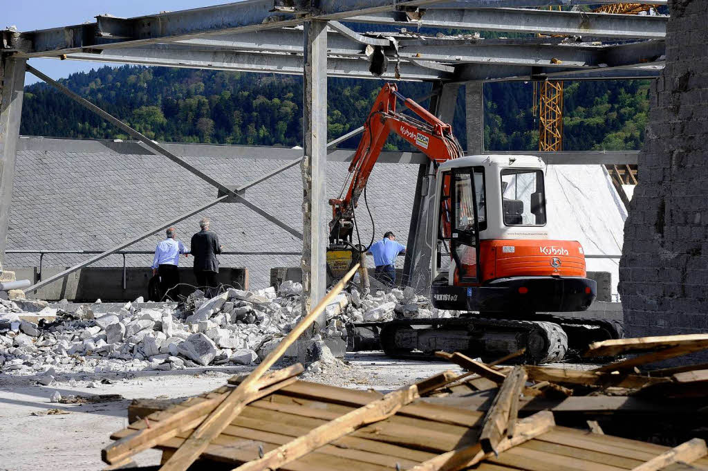 Bagger statt Bücher: Die Freiburger Unibibliothek wird zurückgebaut. Bagger statt Bücher: Die Freiburger Unibibliothek wird zurückgebaut.