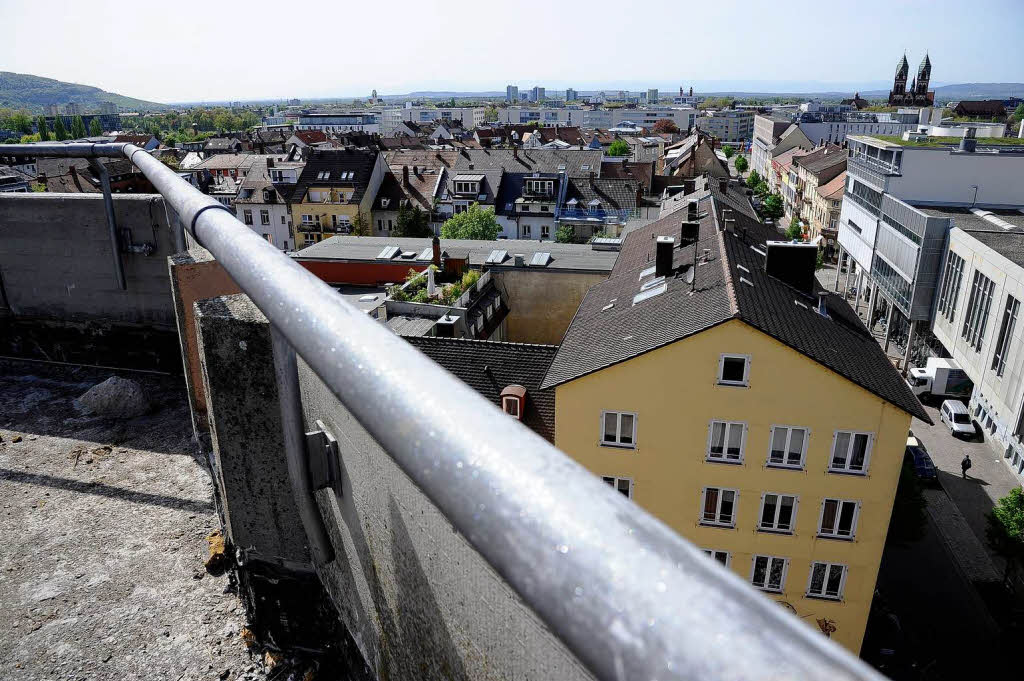Bagger statt Bücher: Die Freiburger Unibibliothek wird zurückgebaut. Bagger statt Bücher: Die Freiburger Unibibliothek wird zurückgebaut.