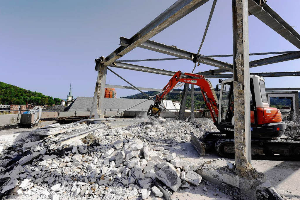 Bagger statt Bücher: Die Freiburger Unibibliothek wird zurückgebaut. Bagger statt Bücher: Die Freiburger Unibibliothek wird zurückgebaut.