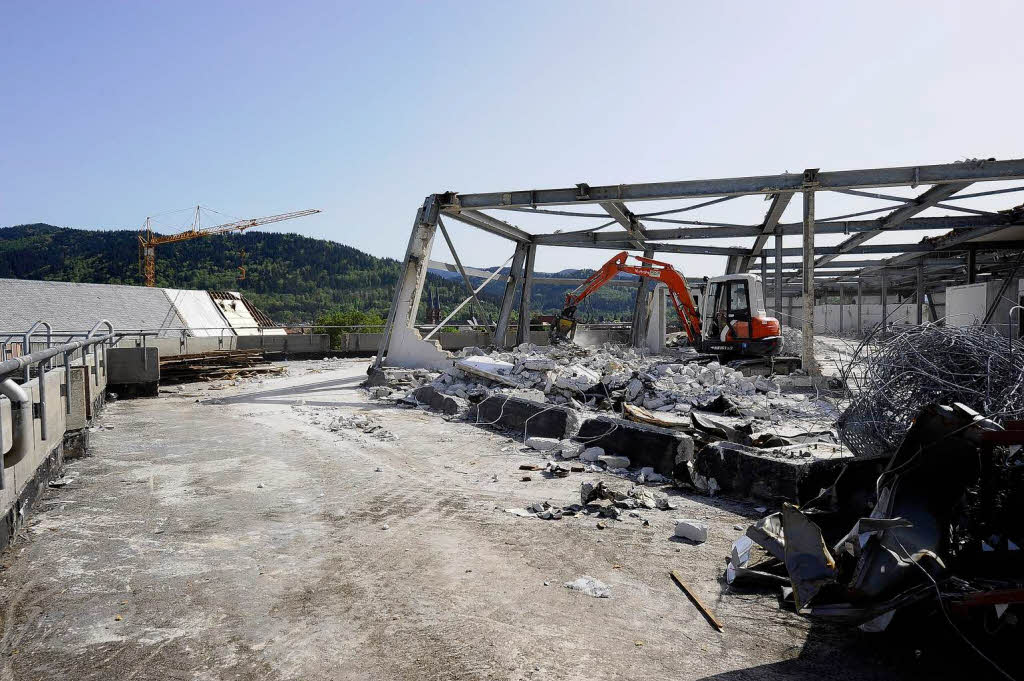Bagger statt Bücher: Die Freiburger Unibibliothek wird zurückgebaut. Bagger statt Bücher: Die Freiburger Unibibliothek wird zurückgebaut.