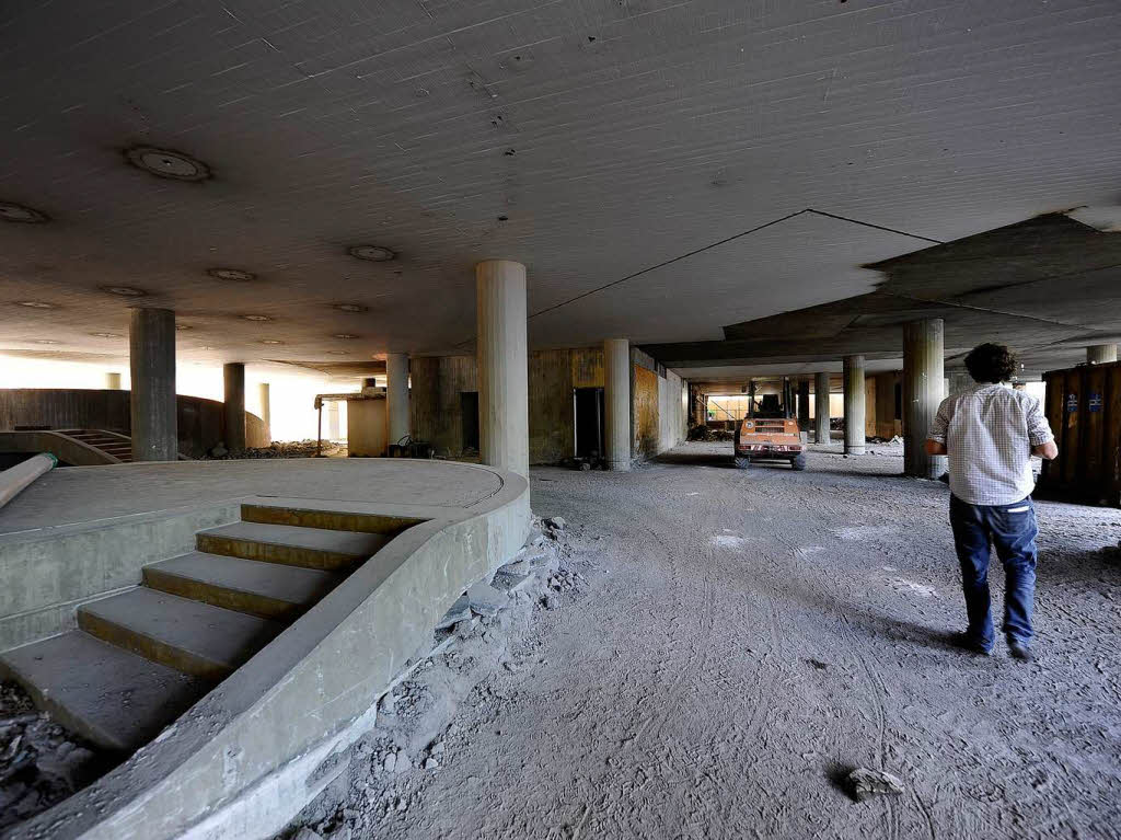 Bagger statt Bücher: Die Freiburger Unibibliothek wird zurückgebaut. Bagger statt Bücher: Die Freiburger Unibibliothek wird zurückgebaut.