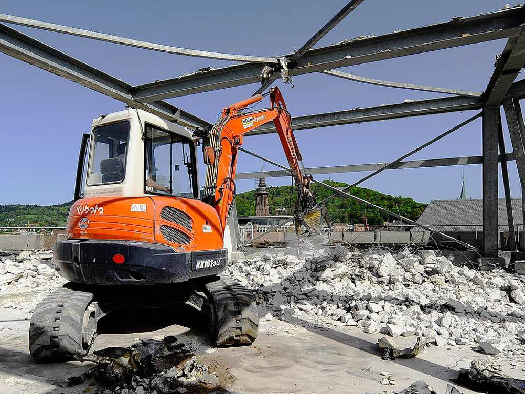 Bagger statt Bücher: Die Freiburger Unibibliothek wird zurückgebaut. Bagger statt Bücher: Die Freiburger Unibibliothek wird zurückgebaut.
