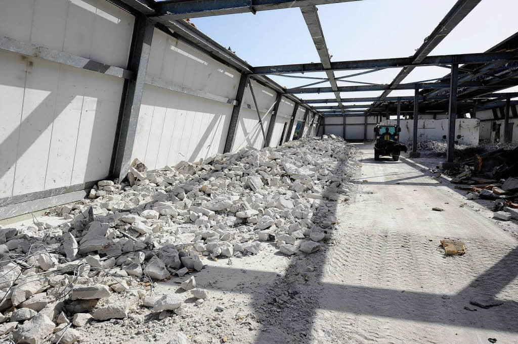 Bagger statt Bücher: Die Freiburger Unibibliothek wird zurückgebaut. Bagger statt Bücher: Die Freiburger Unibibliothek wird zurückgebaut.
