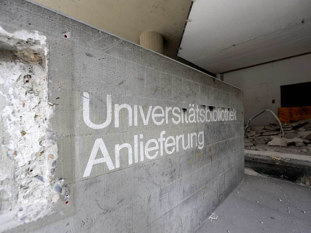 Bagger statt Bücher: Die Freiburger Unibibliothek wird zurückgebaut. Bagger statt Bücher: Die Freiburger Unibibliothek wird zurückgebaut.
