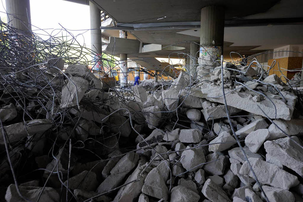 Bagger statt Bücher: Die Freiburger Unibibliothek wird zurückgebaut. Bagger statt Bücher: Die Freiburger Unibibliothek wird zurückgebaut.