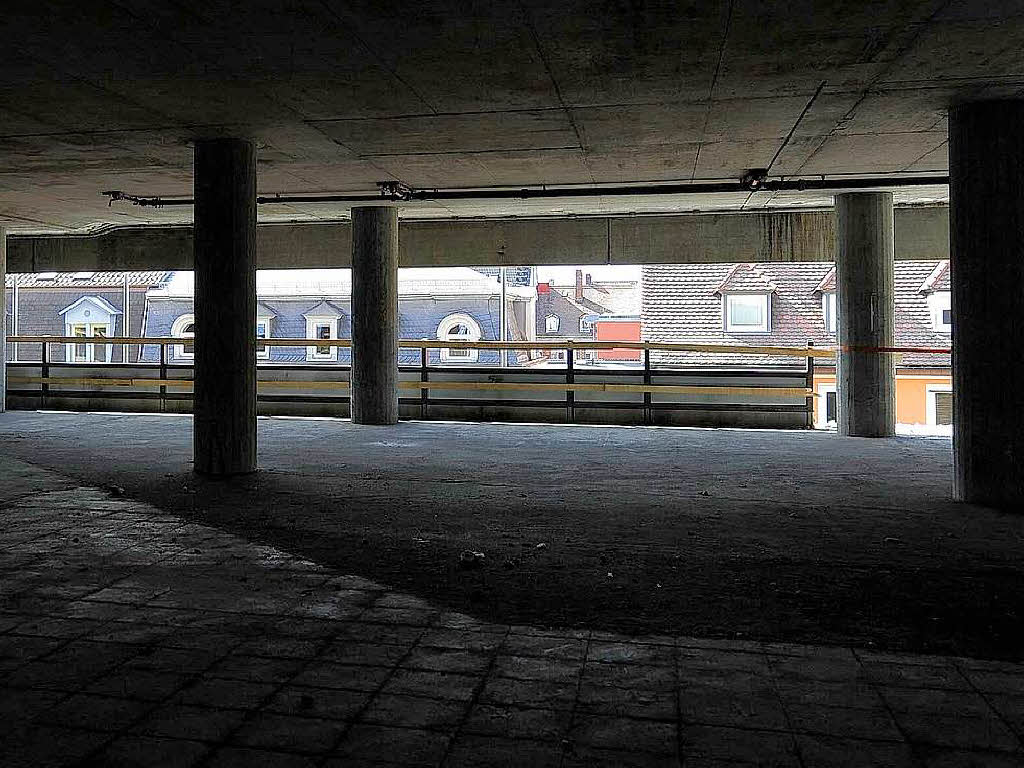 Bagger statt Bücher: Die Freiburger Unibibliothek wird zurückgebaut. Bagger statt Bücher: Die Freiburger Unibibliothek wird zurückgebaut.