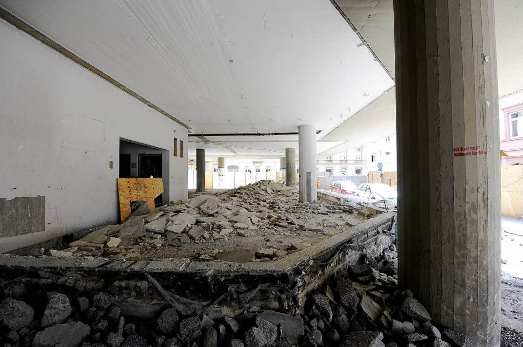 Bagger statt Bücher: Die Freiburger Unibibliothek wird zurückgebaut. Bagger statt Bücher: Die Freiburger Unibibliothek wird zurückgebaut.