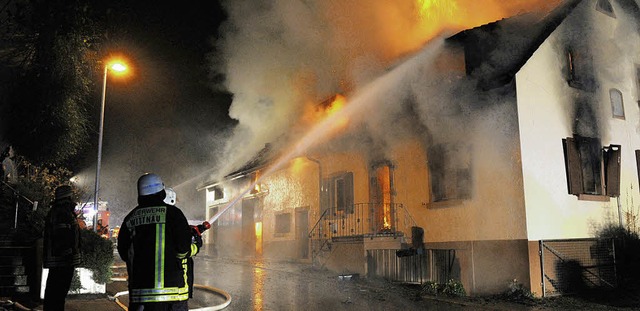 Groeinsatz fr die Auer Feuerwehr: Im...nte ein Wohnhaus in der Selzenstrae.   | Foto: BZ-Archiv